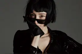 杨幂终于不玩虚的！黑蕾丝内衣配超短裤狂野性感，内衣外穿超大胆图片