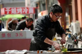 山东大爷卖杂粮煎饼，一年狂赚120万，难道摆摊也有套路不成？图片