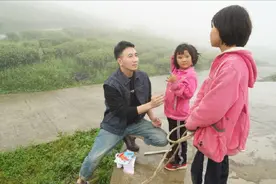 林生斌女儿暖暖打预防针照曝光，网友吐槽长相像保姆惹怒任真真图片