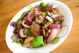 这样做的洋葱炒肉，肉质鲜嫩，太好吃了，隔壁邻居家小孩都馋哭了图片