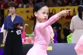 表情最''凶''的拉丁舞萌宝走红，一副舍我其谁的气场，问你怕不怕图片