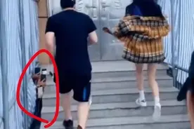 女星被十几个男子围在路边拍裙底，女星哀求道：求求你们不要蹲下图片