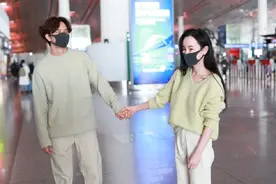 真服了张檬和小五，手挽手走机场还不算，针织衫也要穿情侣款图片