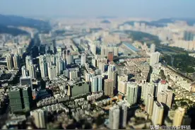 广东中山又一隐形富豪，赚到245亿身家捐15亿，自己曾是人民教师图片