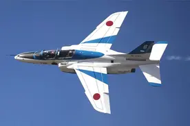 疫情肆虐，日本坚持举办奥运，自卫队秀实力，飞行表演队东京亮相图片
