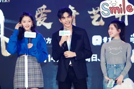 关晓彤和赵露思站在一起，两人都好可爱啊，穿的衣服也太甜了图片