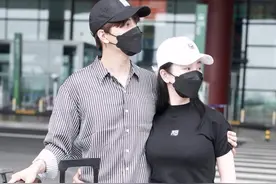 张檬和韩籍男友好腻歪，穿“吸热黑”休闲装抱一起，身材真不赖图片