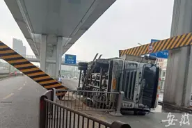 合肥一限高架刚安装好就被撞下垂 两辆快递车同时撞上图片