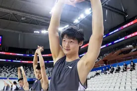 4消息！上海队集训，周琦抵达沈阳，李根手术成功，张镇麟已注册图片