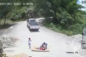 赣州：2名幼童玩耍被车压，肇事者是一孩子的父亲图片