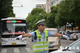 暴雨中，一抹“荧光黄”温暖一座城图片