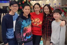 甄子丹晒全家福，汪诗诗与继子罕同框，女儿被质疑没穿裤子闹乌龙图片