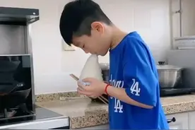 儿子犯错被妈妈惩罚用小碗吃饭，儿子举动笑翻网友：是个狠人图片