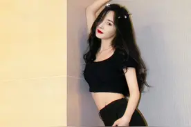 小蛮腰绝了！杨幂涂红唇穿紧身露脐装大秀好身材图片