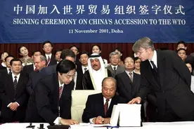 1999年中国入世谈判陷僵局，朱镕基拍桌子：龙永图你别再递条子了图片