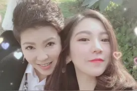 歌唱家杭天琪晒与女儿合照，曾被前夫骗3000万，46岁还试管生儿子图片