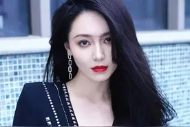 “完颜女神”黄梦莹变风格 黑铆钉礼服深V到腰秀身材 霸气十足图片