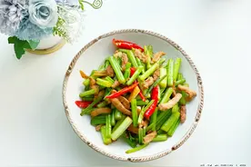 山东芹菜炒肉的家常做法，简单快手又下饭，清爽脆嫩吃不够图片