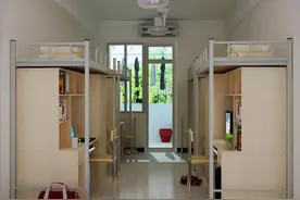 大学宿舍人才辈出，导员查寝就像开盲盒，打开门差点笑晕过去图片