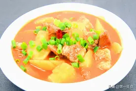 厨师长教你番茄炖牛腩家常做法，肉软烂入味，汤汁泡米饭太香了图片