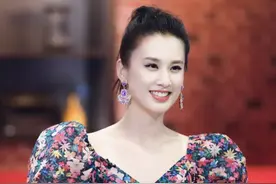 黄圣依不愧是"豪门阔太"，身材是真的好，穿碎花裙有"3D感"图片
