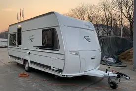 德国拖挂房车：Fendt芬特465，做工精湛，带有干湿分离卫浴间图片