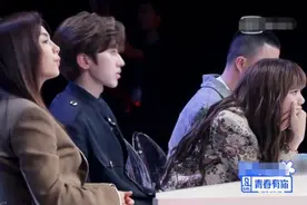 《青你2》学员在舞台上“扔话筒”，谁发现蔡徐坤跟Lisa的表情？图片