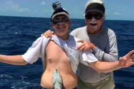 男子潜入海底，突然感觉肚子疼痛难忍，爬上岸后朋友开心坏了图片