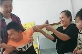 “宠妹狂魔”走红：妹妹打针疼哭，二胎哥哥要和护士拼命图片