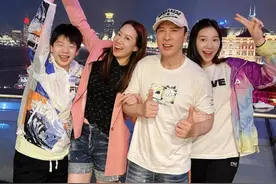 甄子丹全家福曝光，一双子女齐穿千元国产品牌，甄济如神似汪诗诗图片