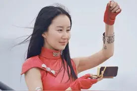 只能靠刘亦菲刷热度！曾经央视当家花旦的舒畅，如何混成半隐退？图片