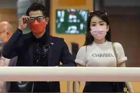 郭富城带小22岁娇妻方媛亮相，穿黑白配情侣装，比年轻人还恩爱图片