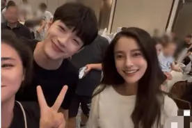 杨颖现身好友婚礼，不精修还没素人漂亮，路人拍的五五身假胯宽图片