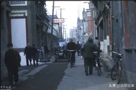 1972年的北京没有旅游的街上人很少，首钢是最大的国有企业图片