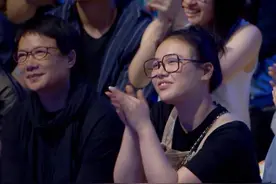马思纯现身观众席，开怀大笑心情超好，还自曝喜欢呼兰老师的表演图片