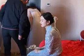 安徽一新娘因为起太早，在堵门环节时坐婚床睡着了：4点就起床图片