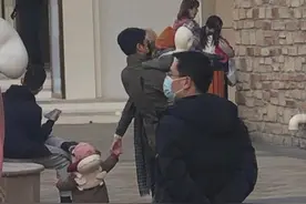撒贝宁龙凤胎首露面！女儿身高暴长穿千元裙子，被曝两娃有肤色差图片