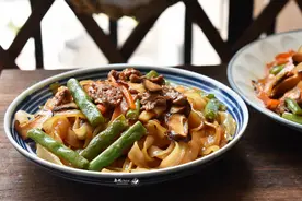 广东人爱吃炒粉，用料足味道赞，炒一盘吃个精光，北方朋友也爱吃图片