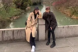 马伊琍刘孜也太会穿了，闺蜜装减龄又时尚，40岁女性get起来图片