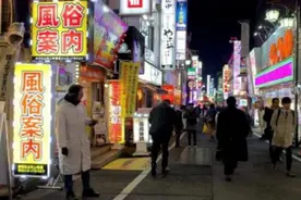 在日本街头拍到的一幕，日本人真的好开放，这场面国内见不到！图片