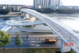 4万个钢板建筑的奇迹“莫比乌斯环”桥亮相成都图片