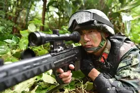 “神枪手”张桃芳一枪击毙两名敌人，司令员皮定均奖励一双暖皮鞋图片