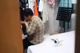 感动！江苏一婆婆做一桌丰盛饭菜，自己却躲房间吃剩包子就咸菜图片