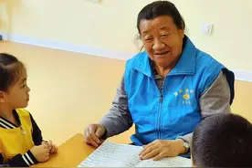 通化市东昌区龙水社区有个备受孩子们喜爱的“邵姥姥讲堂”图片