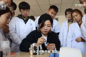 一高校医学美容专业开设美甲课 男生认真练习称以后要给女朋友做图片