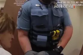 美国警察粗暴执法致七旬老人受伤 涉事三名警察已辞职图片