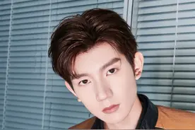 王源朋克风造型，酷飒机车风衣，尽显帅气硬朗的少年魅力图片