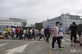 10多万人的大型电子厂，员工上下班到处都是人，福利好能拿8000多图片
