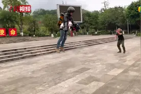 云南男子花70万元自制飞行服 已申请专利图片