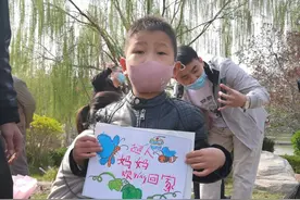 接妈妈回家，6岁男孩的拼音卡通画可爱极了！图片